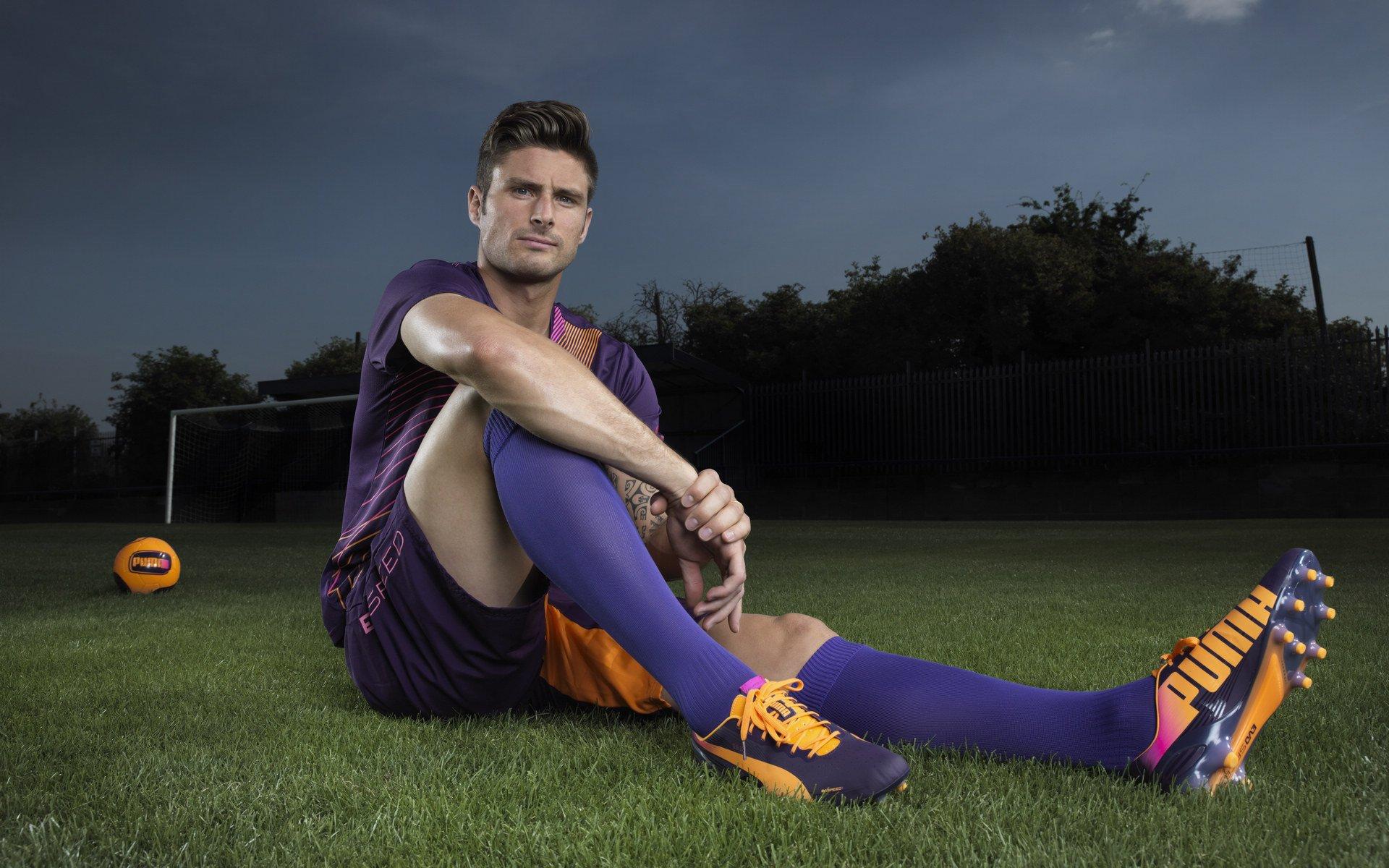 葡萄牙前锋梅开二度后整理发型 用进球回击质疑声浪