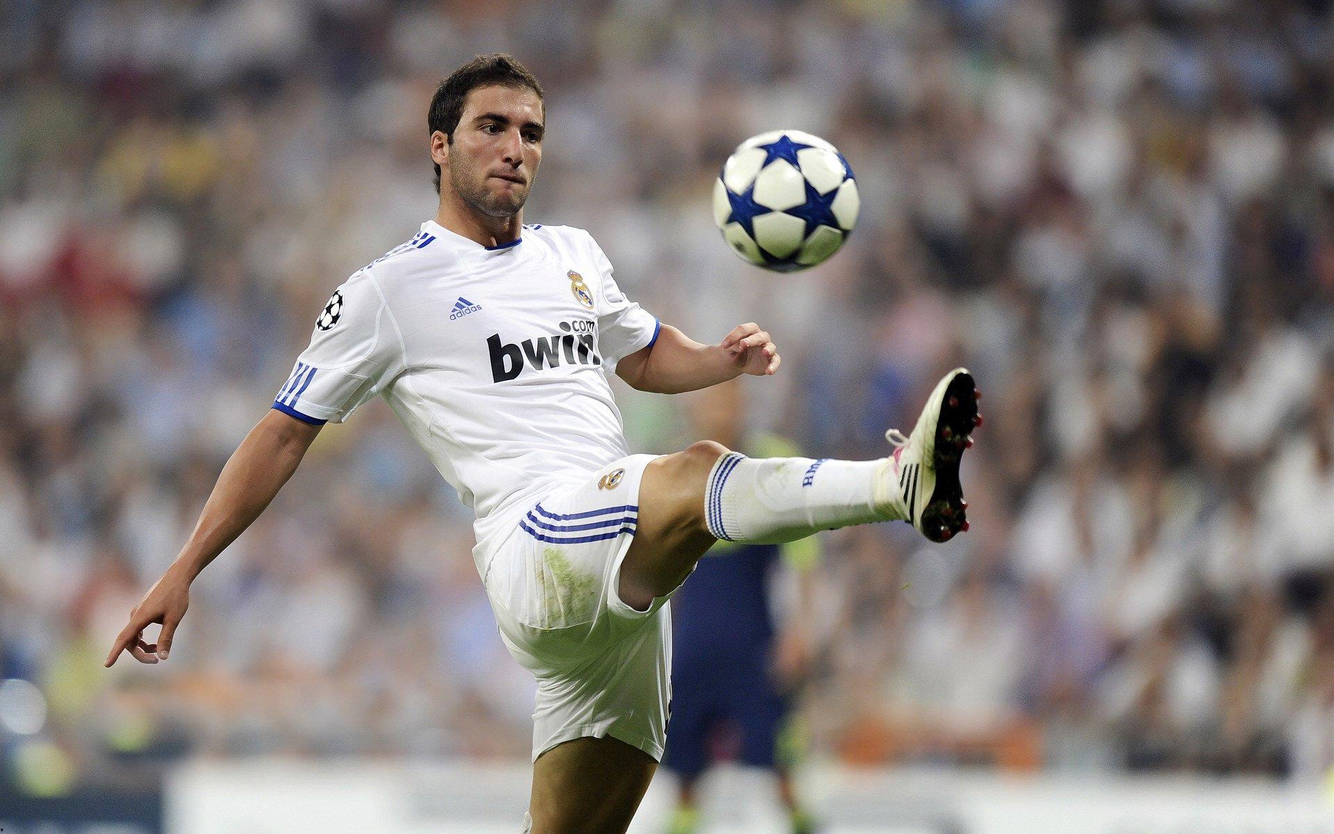 童年旧照引足坛热议，姆巴佩与阿森纳的未竟之缘